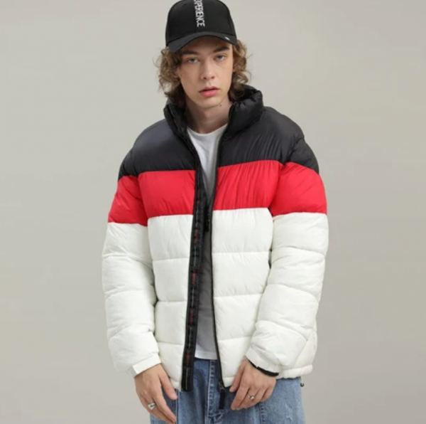 Jaket puffer dengan pola blok warna